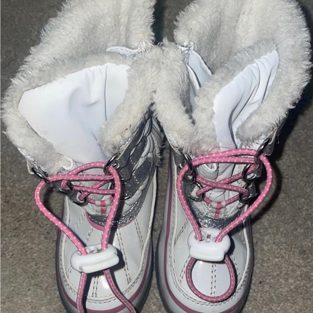 Size 9 toddler boots for snow. Save because they only wear them a year or two!